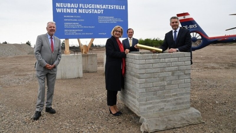 Innenminister Karl Nehammer (rechts) mit Landeshauptfrau Johanna Mikl-Leitner bei der Grundsteinlegung (Bild: P. Huber)