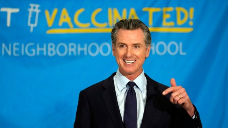 Gouverneur Gavin Newsom bei der Präsentation des Millionen-Jackpots. (Bild: Associated Press)