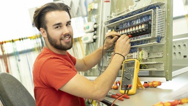 Während der Sommermonate absolviert Simon Fleisch beim Bludenzer Traditionsunternehmen Getzner Textil eine Lehre zum Elektrotechniker. (Bild: Maurice Shourot)