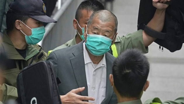 Nach dem Prozess wird der Medien-Mogul Jimmy Lai abgeführt. (Bild: Associated Press)
