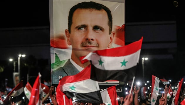 Fans von Syriens Präsident Bashar al-Assad feiern dessen Wahlsieg. (Bild: AFP)