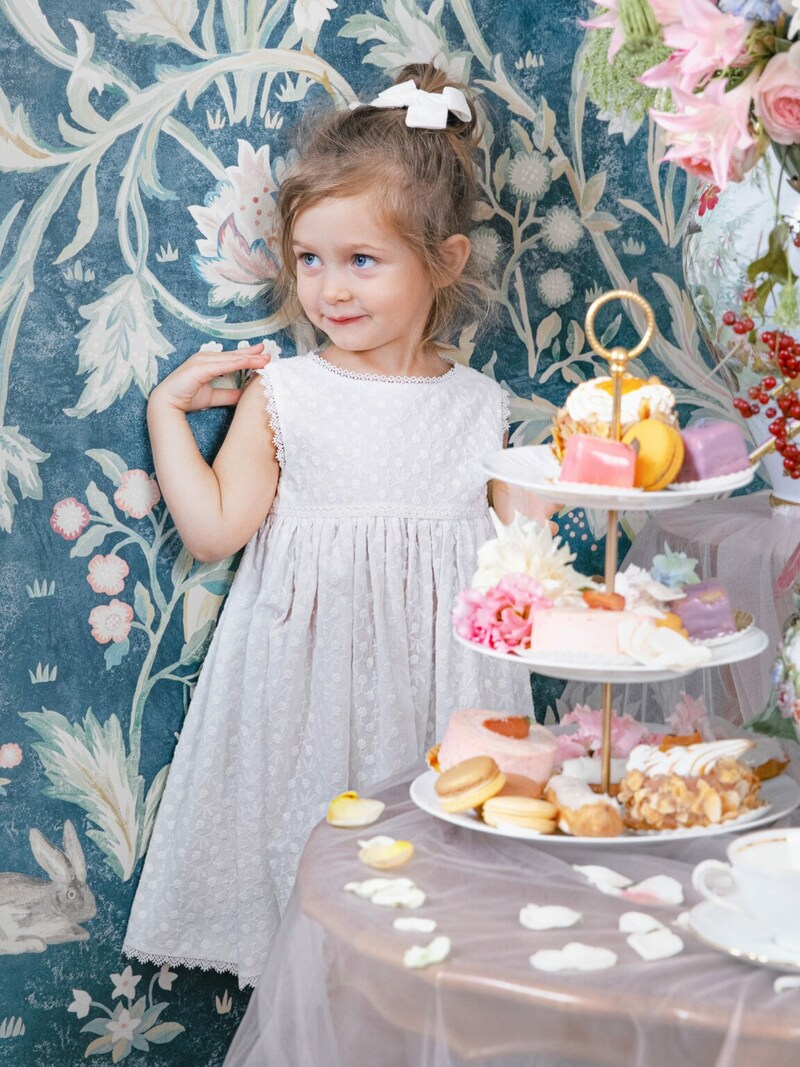 Süße Kleidchen für die Blumenmädchen gibt es in der Mini-Me-Kollektion von Lena Hoschek. (Bild: Lupi Spuma/Lena Hoschek)