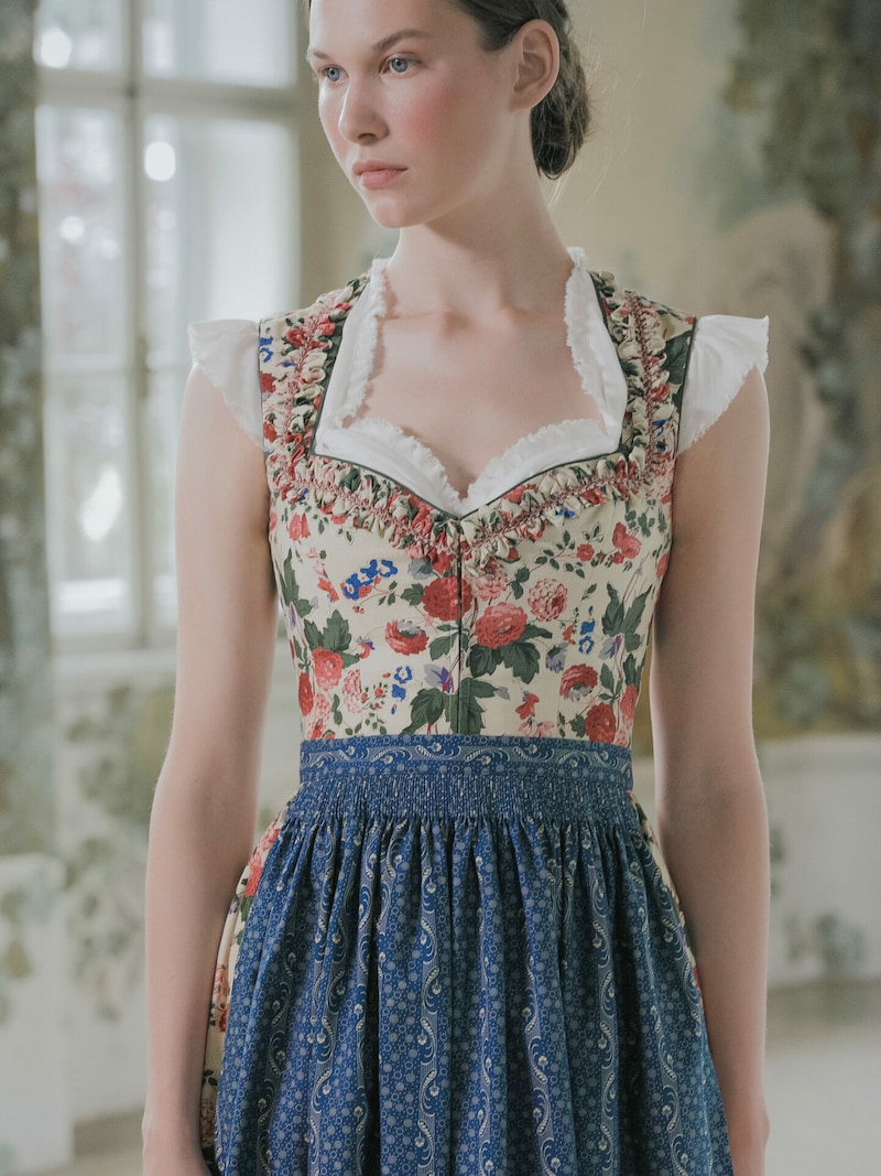 Noch nicht das perfekte Dirndl gefunden? Bei der Kollektion von Lena Hoschek gibt es viele tolle Modelle. (Bild: Lupi Spuma/Lena Hoschek)