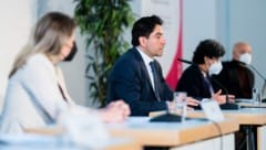 v.l.n.r.: Integrationsministerin Susanne Raab (ÖVP), Mouhanad Khorchide (Wissenschaftlicher Beirat der Dokumentationsstelle), Elham Manea (Mitglied des Wissenschaftlichen Beirats der Dokumentationsstelle) und Ednan Aslan (Universität Wien) (Bild: APA/GEORG HOCHMUTH)