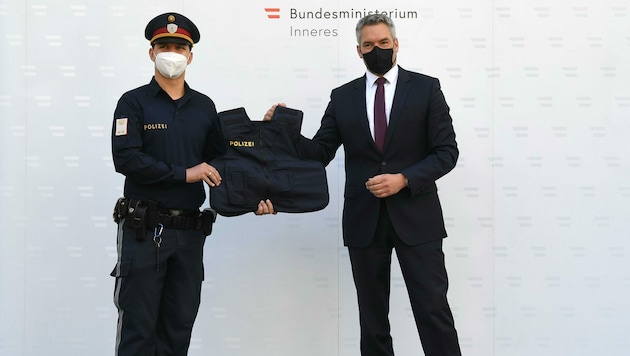 Karl Nehammer bei der Übergabe von ballistischen Gilets an die Polizei vor dem Innenministerium in Wien. (Bild: APA/HELMUT FOHRINGER)