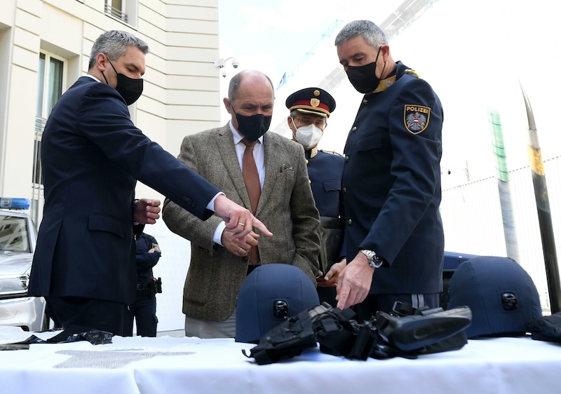 Innenminister Karl Nehammer und Nationalratspräsident Wolfgang Sobotka bei der Übergabe von ballistischen Gilets vor dem Innenministerium in Wien. Auch ein neues Funktionshemd wurde vorgestellt. (Bild: APA/HELMUT FOHRINGER)