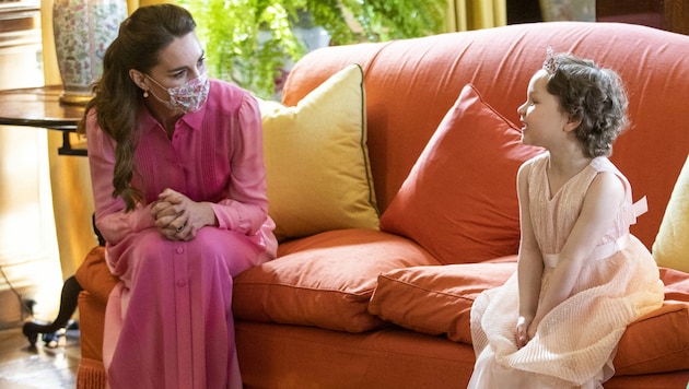 Herzogin Kate im pinken Partnerlook mit der krebskranken Mila (Bild: AFP)