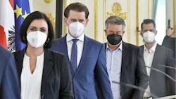 Die Regierungsmitglieder Köstinger, Kurz, Kogler und Mückstein bei der großen Öffnungs-Pressekonferenz (Bild: APA/Herbert Neubauer)