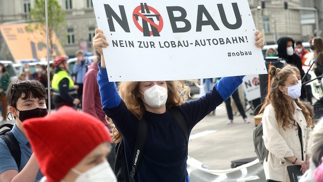 Noch nicht lange ist es her, als Lobautunnel-Gegner auf den Straßen in Wien demonstrierten. (Bild: APA/HERBERT PFARRHOFER)