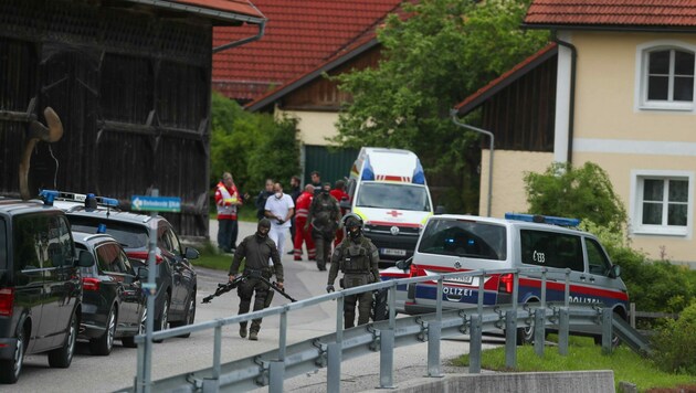 Polizei, Cobra und Rettungskräfte standen Freitagabend in Hochburg-Ach im Einsatz (Bild: Pressefoto Scharinger © Daniel Scharinger)