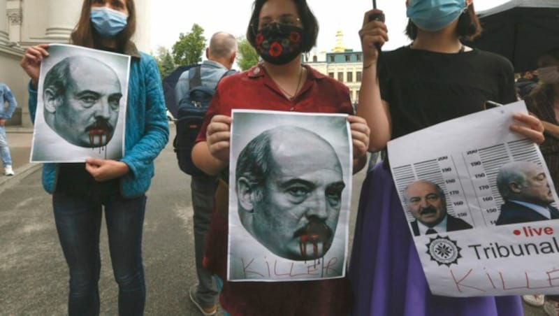 Weltweit gibt es viele Proteste gegen Lukaschenkos Regime - hier Demonstranten in der Ukraine. (Bild: Associated Press)