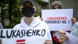 Aktivisten demonstrieren vor der US-Botschaft in Lettland. (Bild: Associated Press)