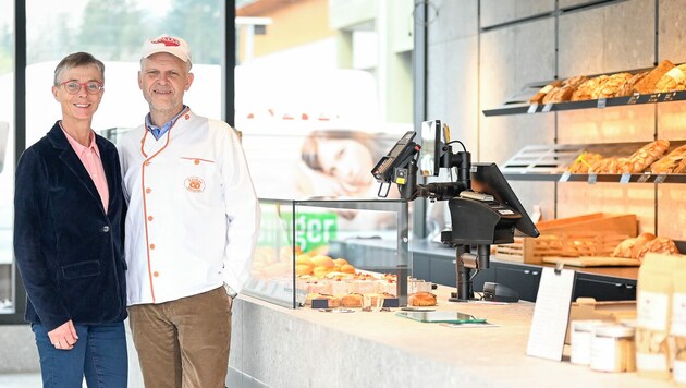 Helga und Reinhard Honeder übernahmen 1993 die Bäckerei, die damals in Weitersfelden drei Mitarbeiter hatte. (Bild: Alexander Schwarzl)