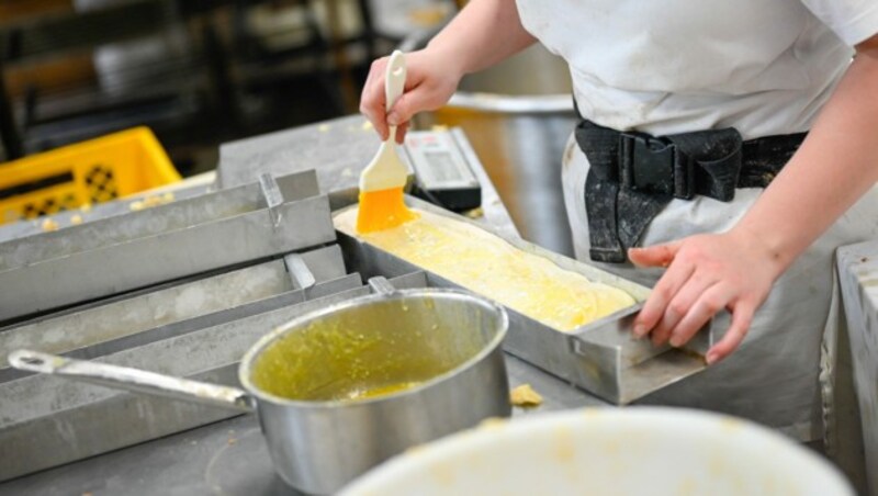 Von Strudel-Varianten über Erdbeerschnitten bis hin zu Gebäck und Brot: In der Produktion der Honeder Naturbackstube in Engerwitzdorf wird für die 23 Filialen gebacken. Den Handel beliefern die Mühlviertler nicht. (Bild: Alexander Schwarzl)