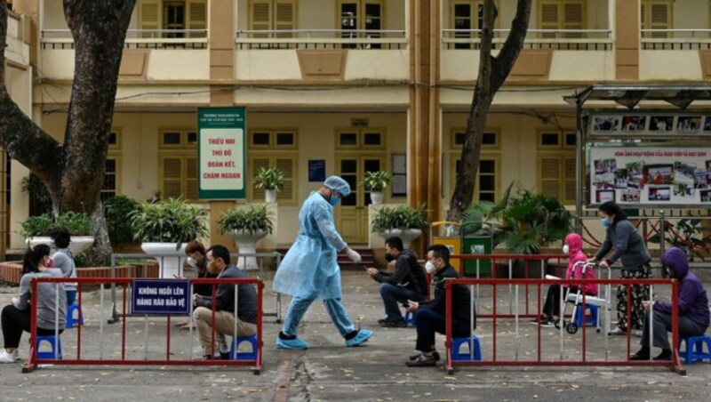 Die vierte ist die mit Abstand stärkste Welle in Vietnam. Dies könnte auch auf die neu aufgetauchte Mutation zurückzuführen sein. (Bild: APA/AFP/Manan VATSYAYANA)