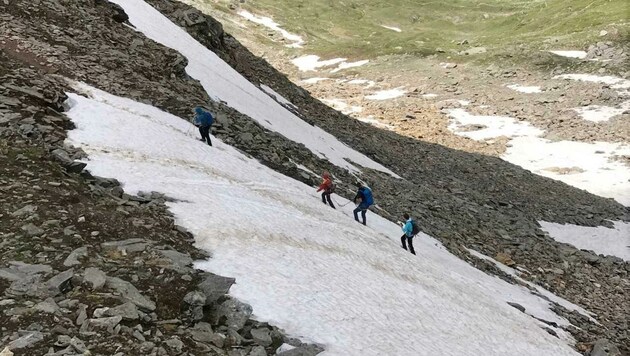 Eine Bergsteigergruppe in einem Schneefeld beim Aufstieg auf die Ahornspitze im Zillertal (Bild: ZOOM.TIROL)
