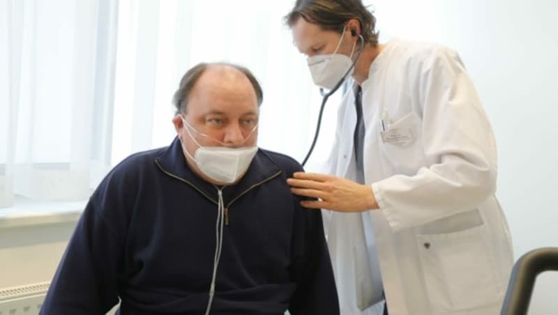 Karsten Hirsch mit seinem Arzt Bernhard Puchner im Reha-Zentrum Münster (Bild: Birbaumer Christof)