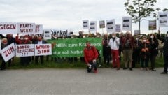 Knapp 120 Gegner protestierten gegen das geplante Heizwerk. (Bild: Huber Patrick)