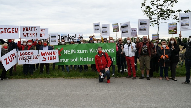 Knapp 120 Gegner protestierten gegen das geplante Heizwerk. (Bild: Huber Patrick)