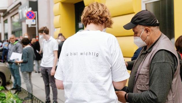 Geduldiges, diszipliniertes Warten samt letzten Vorbereitungen auf den Stich vor dem neunerhaus Gesundheitszentrum in Wien. (Bild: © Christoph Liebentritt)