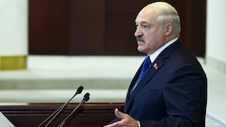 Während der weißrussische Präsident Alexander Lukaschenko die Nähe von Russland sucht und zum wiederholten Male zu Kremlchef Wladimir Putin gereist ist, erheben immer mehr Menschen auch im Ausland die Stimme gegen „Europas letzten Diktator“. (Bild: AP)