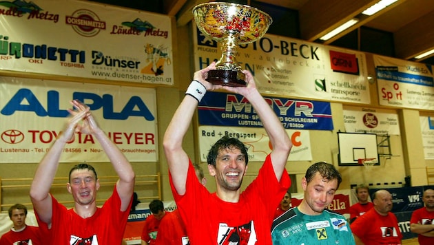 2003 holte der HC Hard seinen ersten österreichischen Titel. Neben Siergei Ubozhanka (li.) und Branko Medini (M.), war auch Thomas Huemer (re.) ein fixer Bestandteil des Meisterteams. (Bild: GEPA)