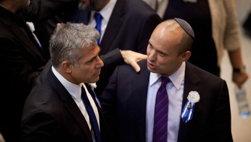Yair Lapid und Naftali Bennett dürften sich dem Plan zufolge das Amt des Ministerpräsidenten aufteilen. (Bild: AFP/Getty Images/URIEL SINAL)