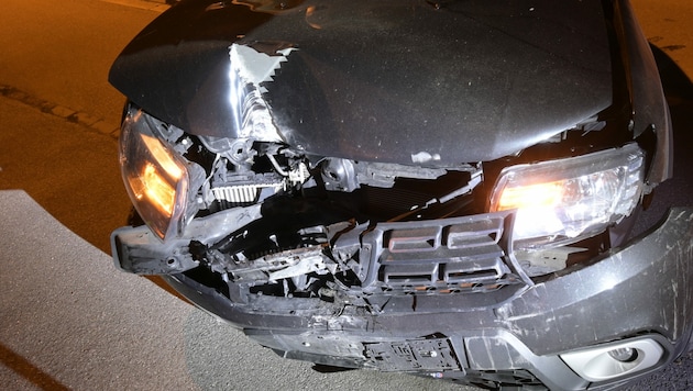Das Auto des Duos wurde beim Anprall an die Hauswand schwer beschädigt. (Bild: Lapo_FL)
