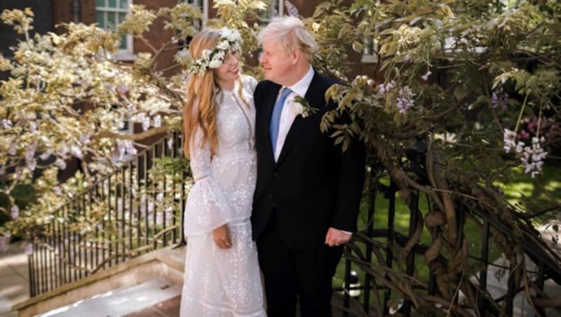 Der britische Premierminister Boris Johnson und seine Frau Carrie Symonds posierten nach der Trauung im Garten der Downing Street Nr. 10. (Bild: APA/Rebecca Fulton/Downing Street via AP)