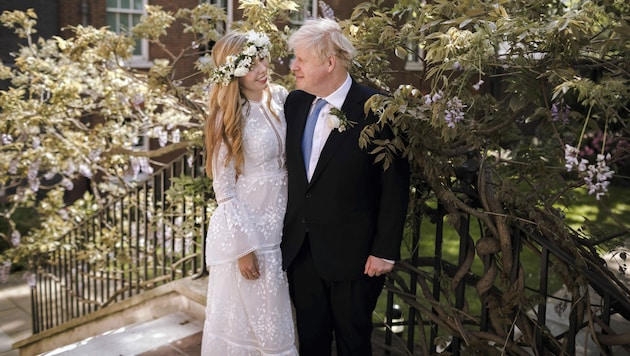 Der britische Premierminister Boris Johnson und seine Frau Carrie Symonds posierten nach der Trauung im Garten der Downing Street Nr. 10. (Bild: APA/Rebecca Fulton/Downing Street via AP)