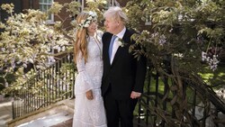 Der britische Premierminister Boris Johnson und seine Frau Carrie Symonds posierten nach der Trauung im Garten der Downing Street Nr. 10. (Bild: APA/Rebecca Fulton/Downing Street via AP)