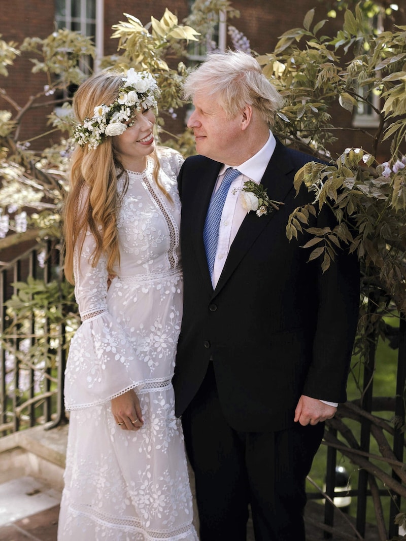 Carrie Symonds heiratete Boris Johnson in einem zauberhaften weißen Kleid aus Spitze mit einem weißen Blumenkranz im Haar. (Bild: APA/Rebecca Fulton/Downing Street via AP)