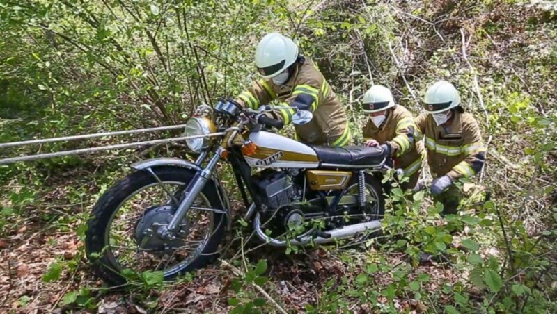 Die Feuerwehr Ludesch konnte das verunglückte Motorrad bergen. (Bild: Bernd Hofmeister)