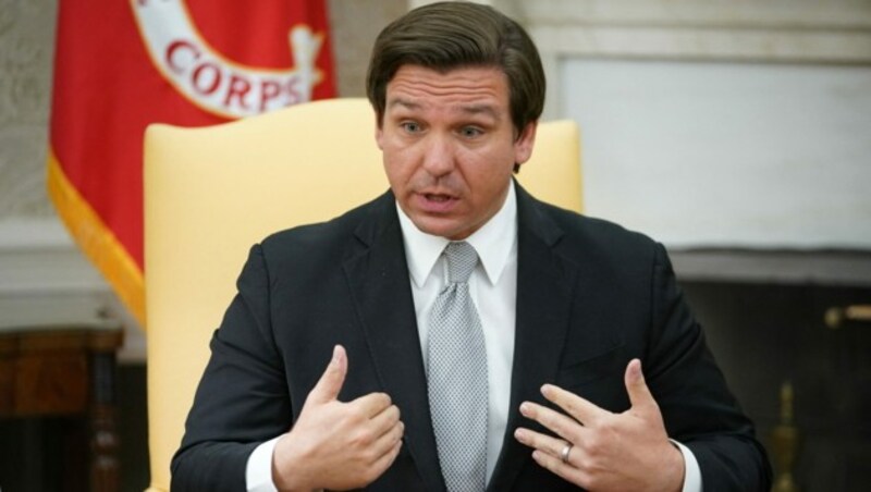 DeSantis setzte schon als Gouverneurs-Kandidat auf die Trump-Karte - aufgrund sehr lascher Corona-Regeln wurde er auch schon als „DeathSantis“ bezeichnet. (Bild: AFP/MANDEL NGAN)