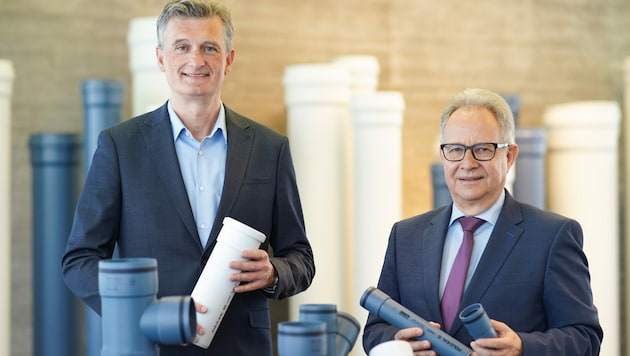 Wolfgang Lux (r.) und Konstantin Urbanides (l.) haben sich hohe Ziele gesetzt. Bis zum Jahr 2025 soll der Umsatz des Kunststoffrohr-Herstellers auf rund 130 Millionen Euro steigen. (Bild: Markus Wenzel)