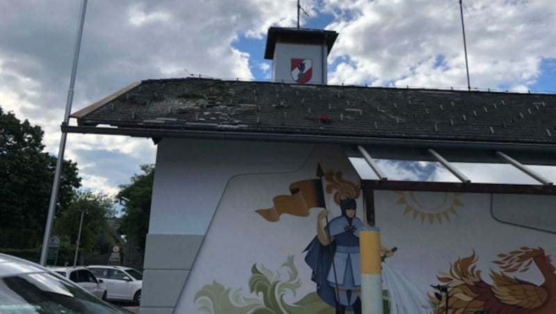 In Lurnfeld (Bezirk Spittal/ Drau) beschädigte der umstürzende Maibaum auch das Dach des Feuerwehrhauses schwer. (Bild: FF Pusarnitz)