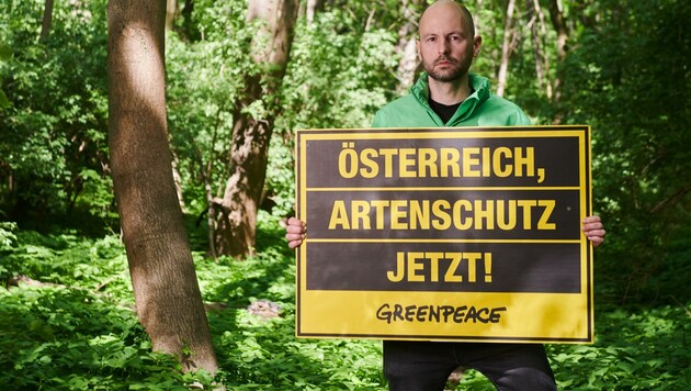 Die dringende aktuelle Forderung dieses besorgten Greenpeace-Aktivisten spricht für sich. (Bild: Greenpeace/Kurt Prinz)