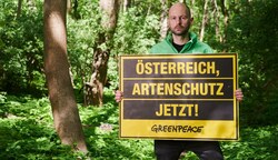 Die dringende aktuelle Forderung dieses besorgten Greenpeace-Aktivisten spricht für sich. (Bild: Greenpeace/Kurt Prinz)