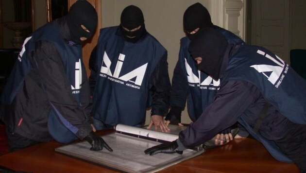 Beamte der Anti-Mafia-Einheit bei der Einsatzbesprechung (Bild: siracusanews.it)