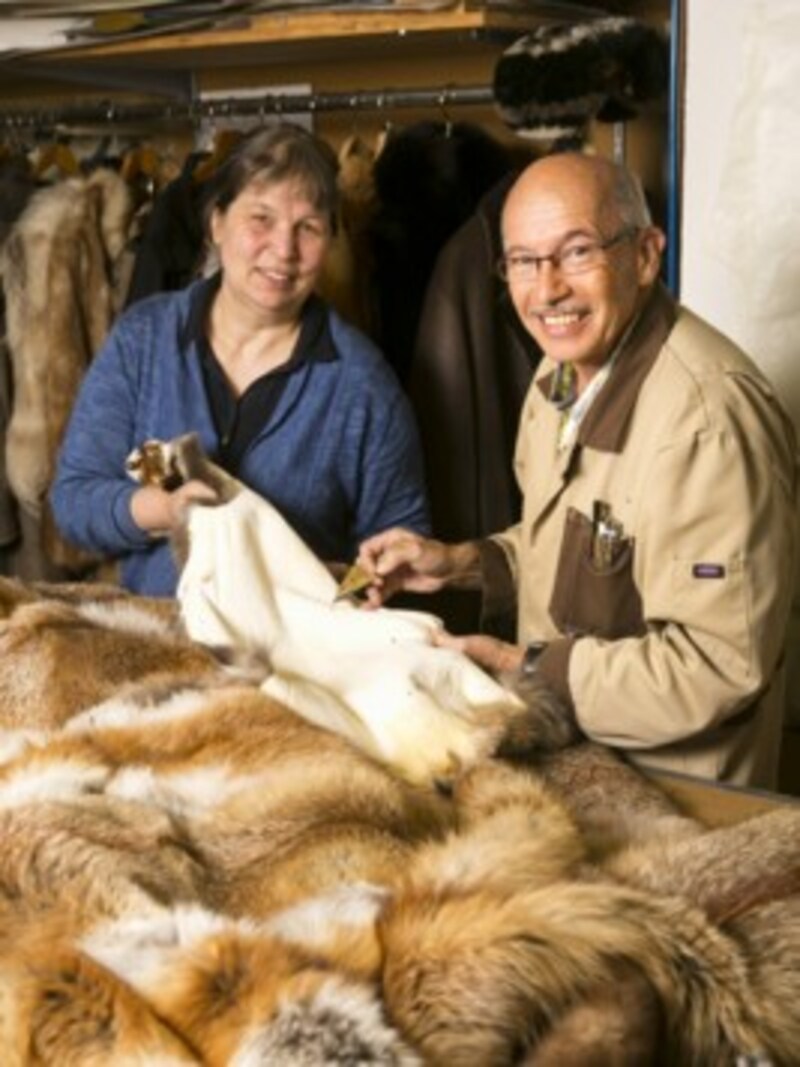 Margit Diem und Jürgen Amann gehören zu den letzten Kürschnern in Vorarlberg. In der kleinen Werkstatt in Hohenems ist schon allerlei Prominenz ein- und ausgegangen. (Bild: Mathis Fotografie)