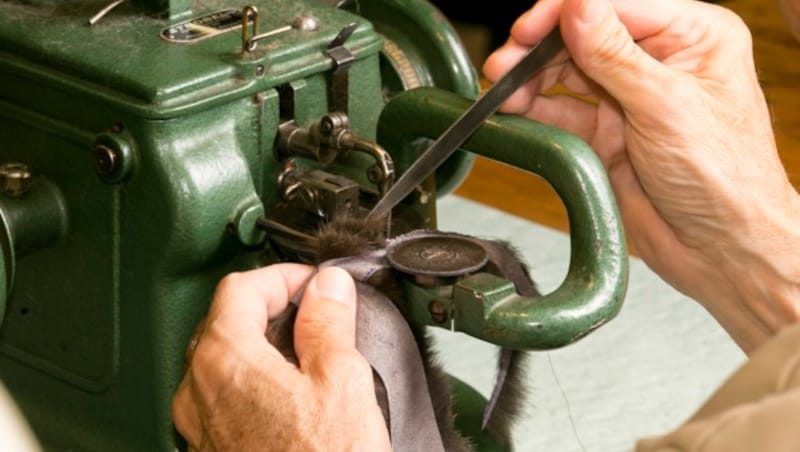 Mit viel Geduld und Genauigkeit wird das Handwerk des Kürschners augeübt. (Bild: Mathis Fotografie )