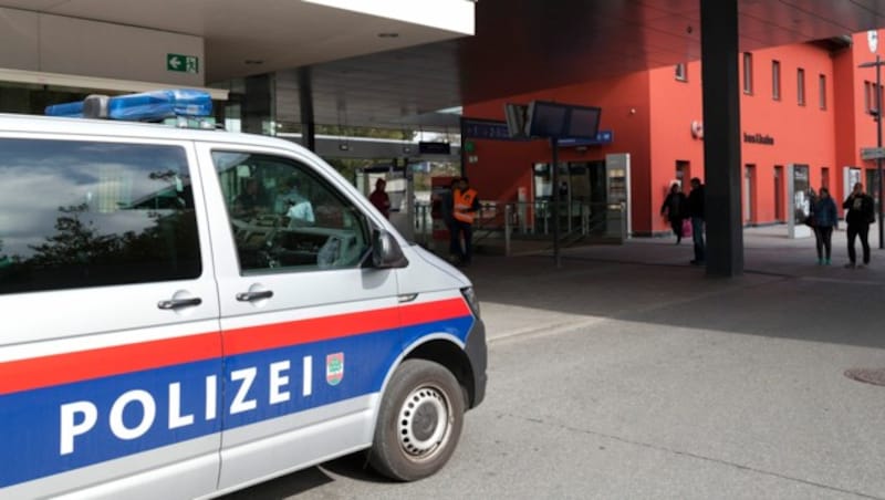 Polizeieinsatz am Bahnhof Dornbirn. (Bild: Mathis Fotografie)