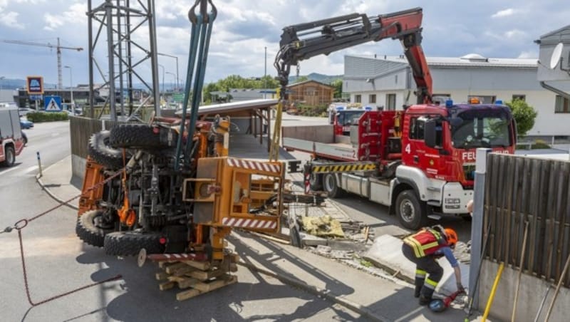 Ein Unimog kippte in Krems, die Bergung dauerte vier Stunden (Bild: Manfred Wimmer)