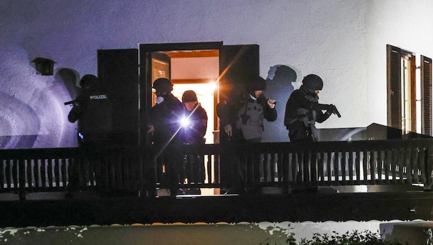 Polizei-Einsatz in der Nacht zum 6. Mai in Wals (Bild: Tschepp Markus)