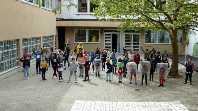 Mit Greifzangen und Tüten entfernten die engagierten Schüler der Volksschule Lienz Nord im Bereich von Straßen und Wegen Unmengen von Müll. (Bild: Lusser/VS Lienz Nord)