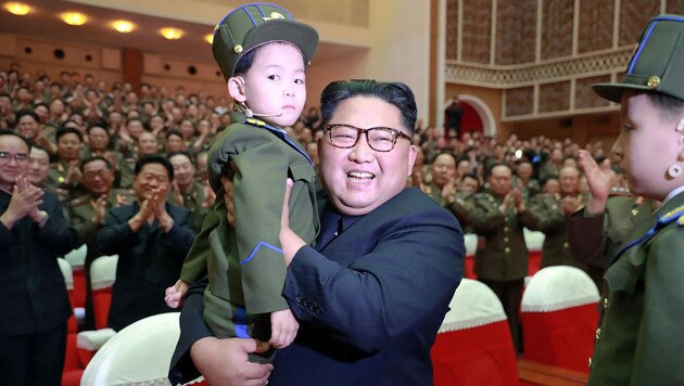 Kim Jong Un zeigt sich in der Öffentlichkeit gerne kinderlieb. (Bild: AFP)