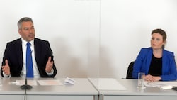 Innenminister Karl Nehammer und Kanzleramtsministerin Susanne Raab (Bild: APA/HERBERT-PFARRHOFER)