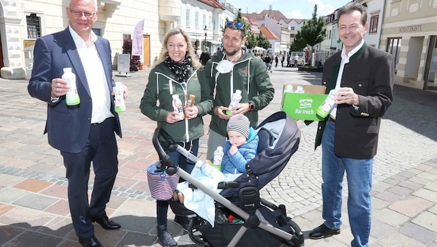 Niki Berlakovich und Bürgermeister Steiner verteilten Milch (Bild: Judt Reinhard)