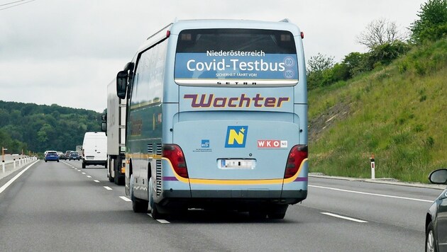 orläufig bis Ende des Monats gewährleisten die Testbusse von Wirtschaftskammer und Land die Sicherheit vor Infektionen in Firmen. (Bild: P. Huber)