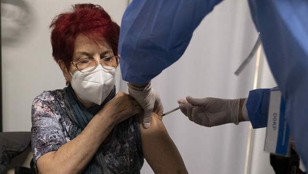 Verabreichung einer Spritze in der Impfstraße im Wiener Austria Center (Bild: APA/AFP/JOE KLAMAR)